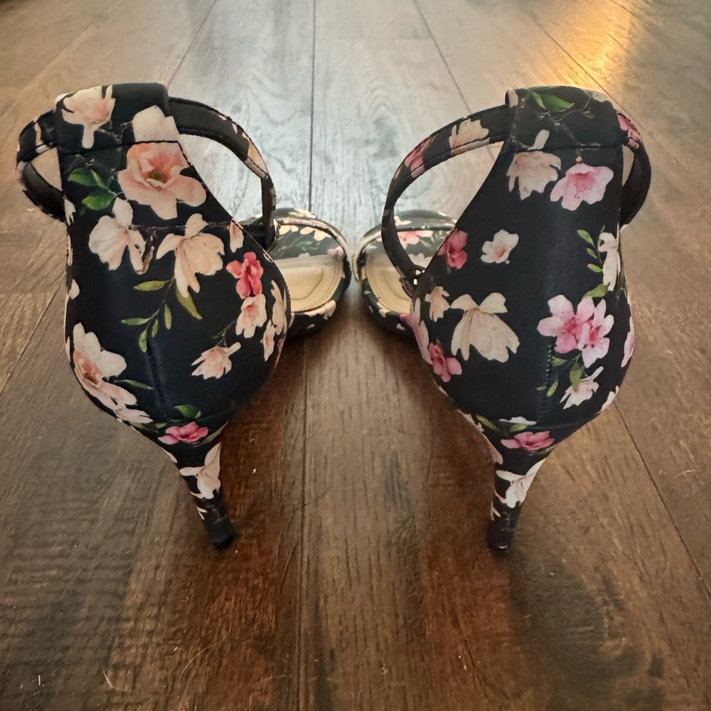 NWOT Kelly & Katie Black Floral Heels “Kirstie” - Picture 9 of 13